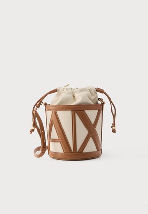 Platnena torbica v vedru z rjavim usnjenim okrasjem in trakcem, na kateri so večji našiti šivani črki "AIX" ter zapirala iz vezalnega traku iz tkanine.