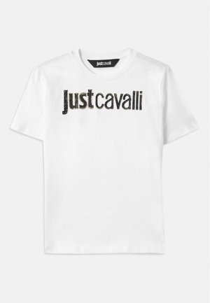 Valge puuvillane T-särk, mille rinnal on must tekst "Just Cavalli" tekstuurses viimistluses. Klassikaline ümar kaelus ja lühikesed varrukad.