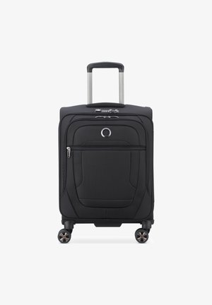 Maleta blanda negra con asa telescópica, bolsillo frontal con cremallera, candado combinado y cuatro ruedas giratorias sobre un fondo blanco.