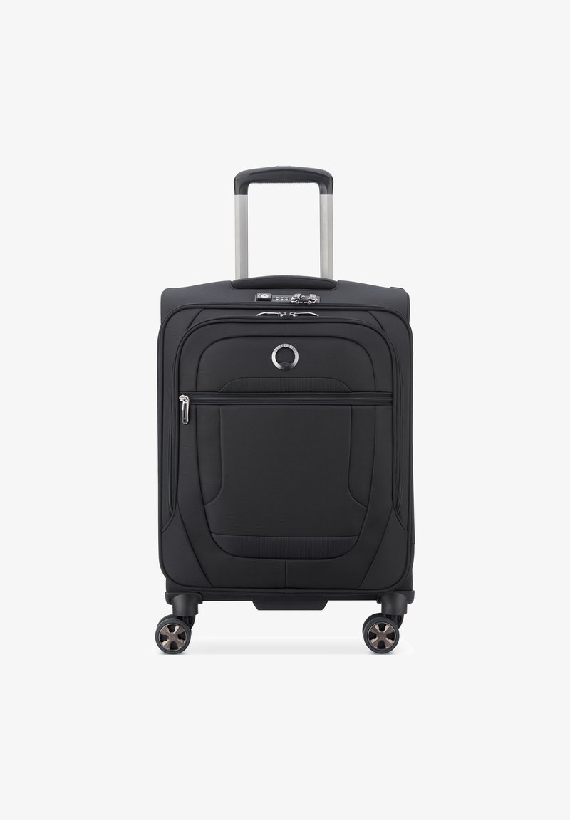 Valigia nera a guscio morbido con manico telescopico, tasca frontale con zip, lucchetto a combinazione e quattro ruote piroettanti su sfondo bianco.