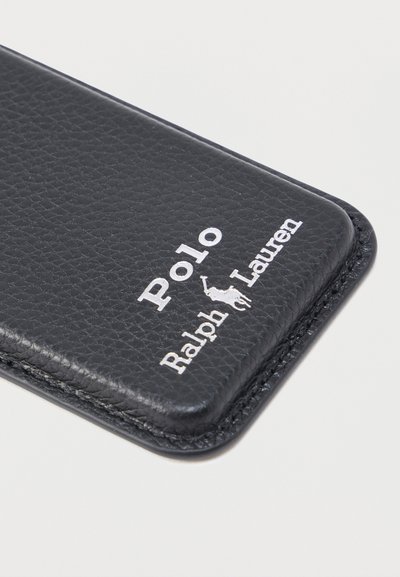 Μαύρη δερμάτινη θήκη καρτών με υφή, με ανάγλυφο λευκό κείμενο "Polo Ralph Lauren" και μικρό λογότυπο με αναβάτη.