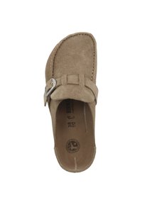Chaussure slip-on en suedine beige avec un bout arrondi, accent en boucle et détail de couture le long des bords. L'intérieur présente l'étiquette de la marque et la taille.
