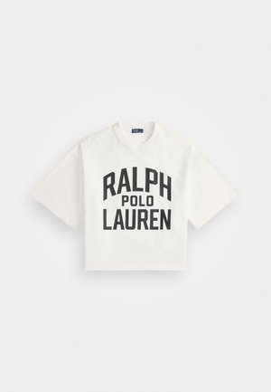 Iškirptas baltas medvilninis marškinėliai su ryškiu juodu užrašu "RALPH" virš "POLO LAUREN". Trumpomis rankovėmis, apvaliu kaklu, paprastas dizainas.
