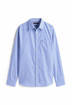 Camisa de manga larga abotonada en rayas azul claro y blancas. Tela de algodón con un collar puntiagudo y un bolsillo en el pecho en el lado izquierdo.