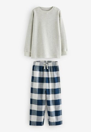 Haut gris à manches longues en tissu texturé, associé à un pantalon de pyjama bleu et blanc à carreaux avec une taille élastique.