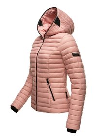 Ljusrosa vadderad jacka med huva, svarta detaljer, två blixtlåsfickor på sidorna och ribbade muddar. Tyget verkar glatt och isolerat.