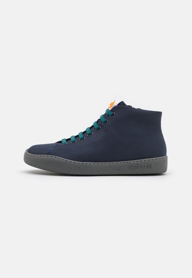 Marine højtop sneakers med et stofbetræk, teal snørebånd og en grå spraglet sål. Har et logo mærke nær toppen.
