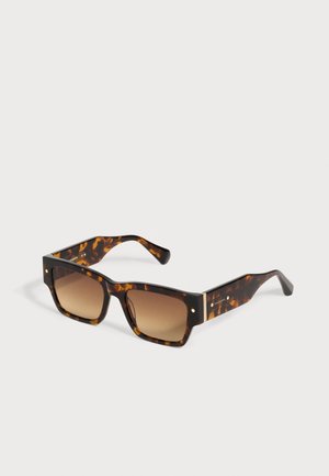 Lunettes de soleil rectangulaires écaille avec verres marron dégradés et branches épaisses sur fond blanc.