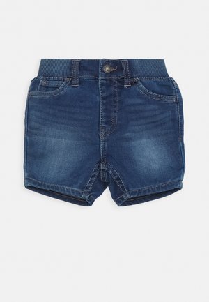 Denimshorts i mellemblå med en let falmet tekstur, der har en talje, to forlommer og opfoldet kant.
