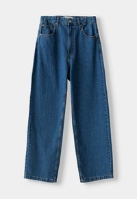 Blå högmidjade raka jeans med framfickor, bälteshällor och knäppning på en vit bakgrund.