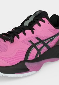 Ροζ και μαύρο αθλητικό παπούτσι ASICS με μαύρα κορδόνια, διακοσμητικά στοιχεία από δίχτυ και χαρακτηριστικές ρίγες ASICS στο πλάι.