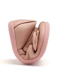 Scarpa in pelle rosa chiaro con design pieghettato. Presenta una consistenza morbida e una forma curva, accentuata da una base in suede e dettagli di cucitura visibili.