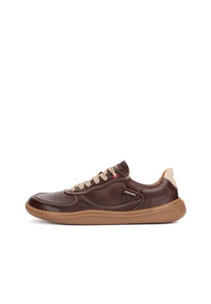 Zapatilla deportiva casual de cuero marrón con cordones beige, suela marrón claro, talón acolchado y etiqueta de la marca Pikolinos en el lateral.
