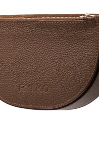 Braune, strukturierte Leder-Clutch mit runder Form, goldfarbener Reißverschluss und geprägtem Logo. Kontrastnähte verleihen Details.