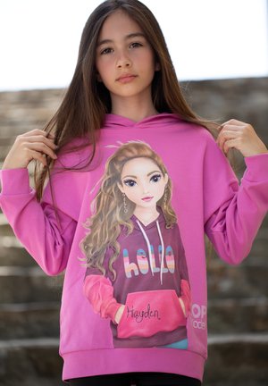 Felpa rosa con cappuccio caratterizzata da un'illustrazione grafica di una ragazza dai lunghi capelli, testo "Hello" in multicolore e dettagli a contrasto sulla tasca.