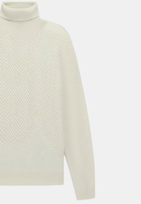 Maglione a collo alto di colore crema con un motivo a spina di pesce testurizzato, dotato di polsini e orlo a costo, realizzato in un morbido materiale a maglia.