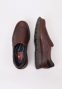 Chaussures en cuir marron à enfiler avec des panneaux élastiques sur les côtés et une semelle en caoutchouc texturée. Comprend un logo sur la semelle intérieure et des accents cousus.