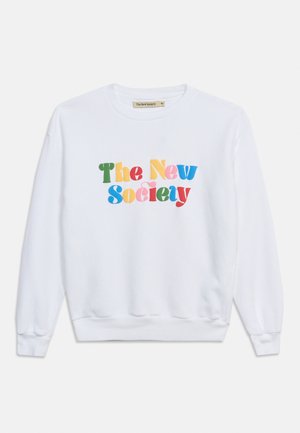 Hvid crewneck-sweatshirt med lange ærmer og farverig tekst "The New Society" trykt foran i grønne, gule, blå, lyserøde og røde bogstaver.