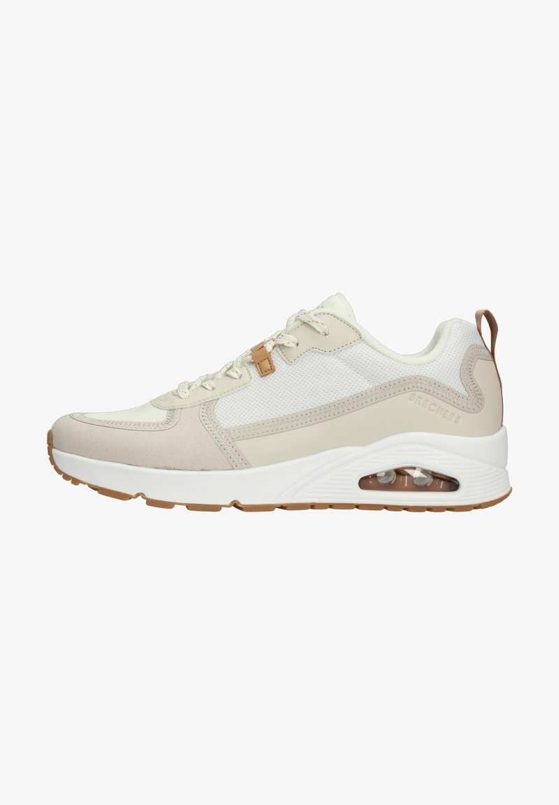 Skechers sneakers in beige en crème met mesh en suède materialen. Kenmerken een luchtgeveerde zool, veters en een tan accentdetail.