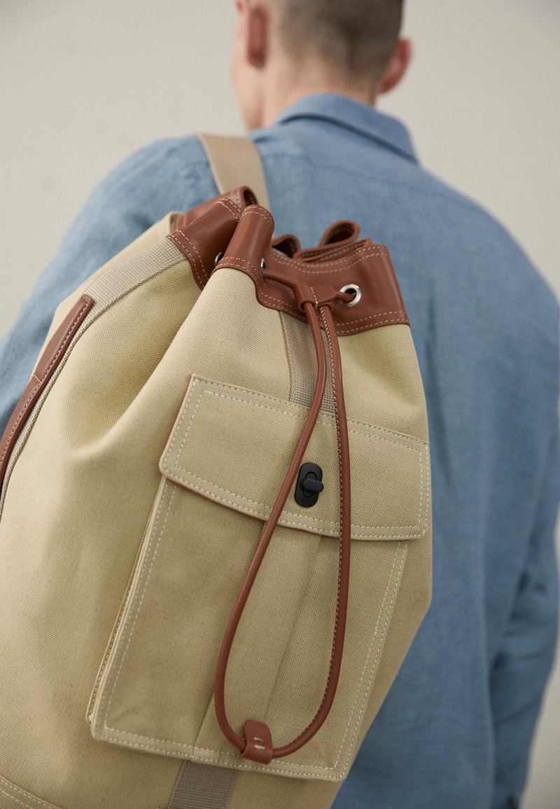 Herren Rucksäcke | Paul Smith HUTILI UNISEX Umhängetasche camel - AW24448 Herren Rucksäcke | Paul Smith HUTILI UNISEX Umhängetasche camel - AW24448