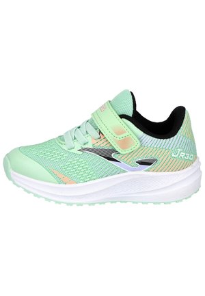 Zapatilla deportiva infantil de color verde claro con suela blanca, tejido de malla, cierre de velcro y forro interior negro.
