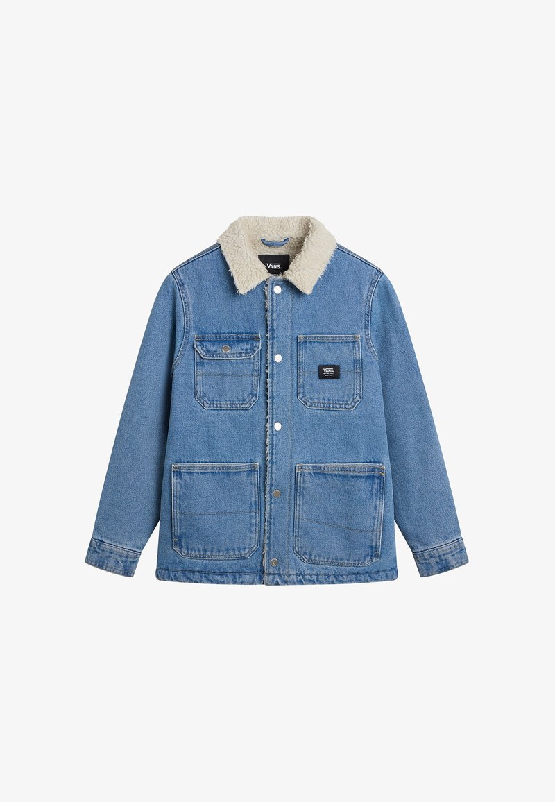 Giacca di jeans con collo morbido in ecopelliccia beige, due tasche sul petto e due grandi tasche frontali. Colore azzurro chiaro con design classico.