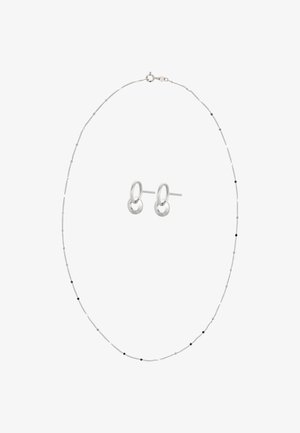 Collar de plata con cuentas, con detalles en negro y plata. Pendientes de aro a juego de plata con un diseño circular.