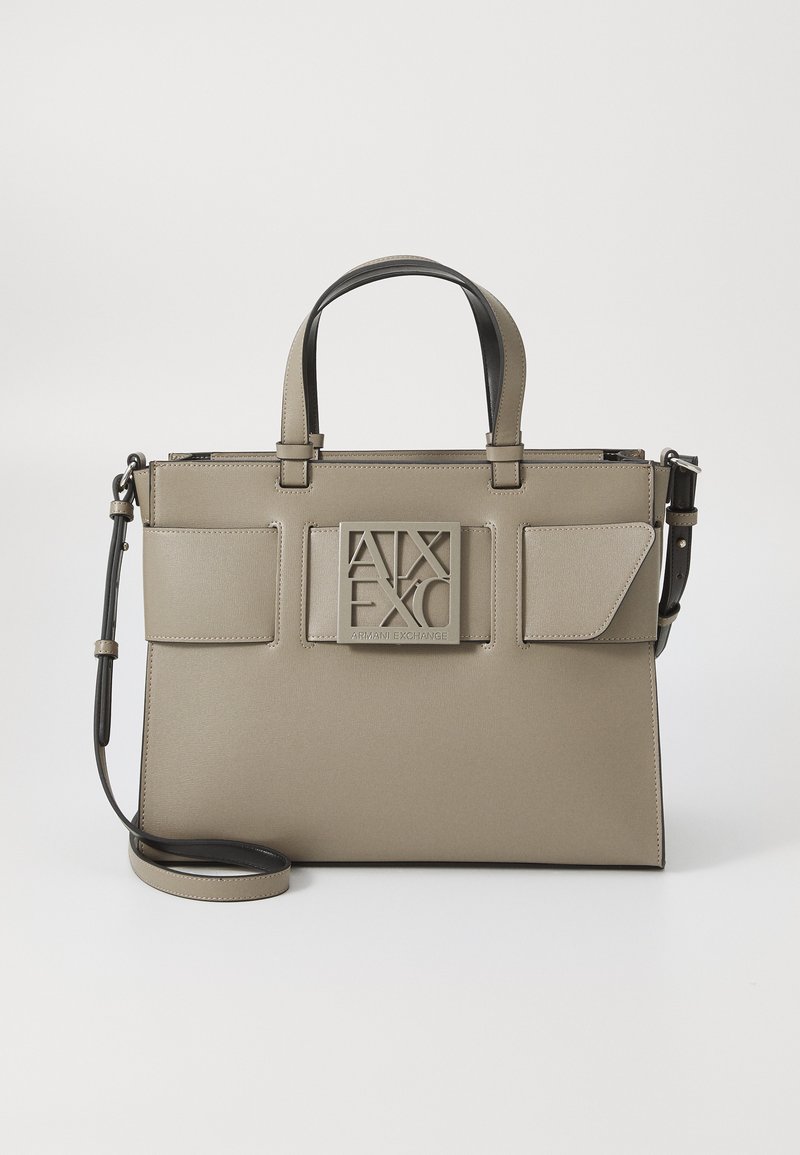 Borsa a mano strutturata beige realizzata in materiale testurizzato con accenti neri. Presenta doppi manici, una tracolla removibile e una placca con logo.