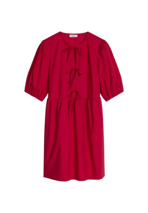 Knielanges, leuchtend rotes Kleid mit ellbogenlangen Puffärmeln und drei vorderen Schleifen am Oberteil, auf schlicht weißem Hintergrund gezeigt.