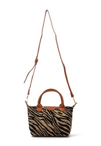 Bolso de tela con estampado de cebra, con asas de cuero marrón y correa ajustable. Presenta una forma estructurada y una textura suave.