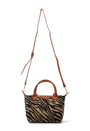 Bolso de tela con estampado de cebra, con asas de cuero marrón y correa ajustable. Presenta una forma estructurada y una textura suave.