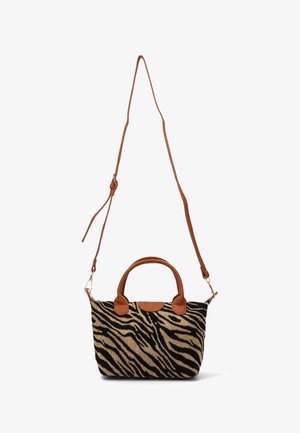 Bolso de tela con estampado de cebra, con asas de cuero marrón y correa ajustable. Presenta una forma estructurada y una textura suave.