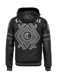 Schwarze Kapuzenjacke mit strukturierten Paneelen, weißen Grafiken und gestreiften Akzenten. Das Material umfasst lederähnliche Elemente mit glatter Oberfläche.