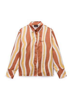 Brązowo-biała koszula w paski z długim rękawem, z żółtymi akcentami, kołnierzykiem w szpic oraz haftowanym logo na piersi.