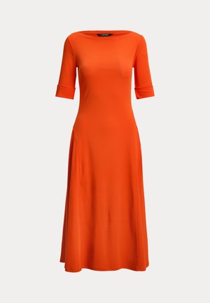 Orangenes Midi-Kleid mit Ärmeln bis zum Ellbogen, Neckholder-Ausschnitt und tailliertem Schnitt, das in einen leicht ausgestellten Rock übergeht.