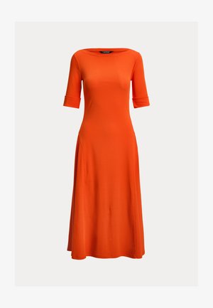 Rochie midi portocalie cu mâneci până la cot, decolteu în formă de barcă și talie ajustată, curgând într-o fustă ușor evazată.