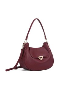 Borsa a mano in pelle bordeaux con una finitura testurizzata, forma curva, manico sottile e dettagli in metallo dorato sulla chiusura frontale.