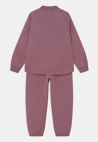 Kurtkowy dwuczęściowy zestaw w miękkim mauve, z długim rękawem, z rybanym kołnierzem i elastycznymi mankietami, sparowany z spodniami z elastycznym pasem.