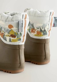 Geïsoleerde winterlaarzen met een bruine rubberen onderkant, lichtgrijs gevoerd bovenwerk met een wildlife-print en een gestructureerde zool voor grip.