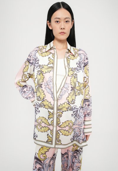 Cămașă din mătase cu un model baroc multicolor în roz, alb, violet și auriu; are un guler și un închidere cu nasturi.