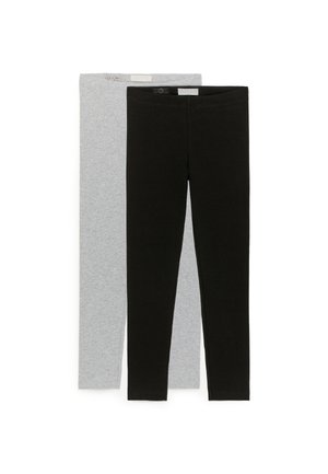 Twee paar geribbelde gebreide legging, één zwart aan de voorkant en één lichtgrijs erachter, beide met elastische taillebanden en kleine knopen.