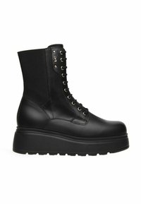 Stivale alla caviglia in pelle nera con plateau, lacci frontali, suola spessa e pannello elastico sul retro per una vestibilità comoda.