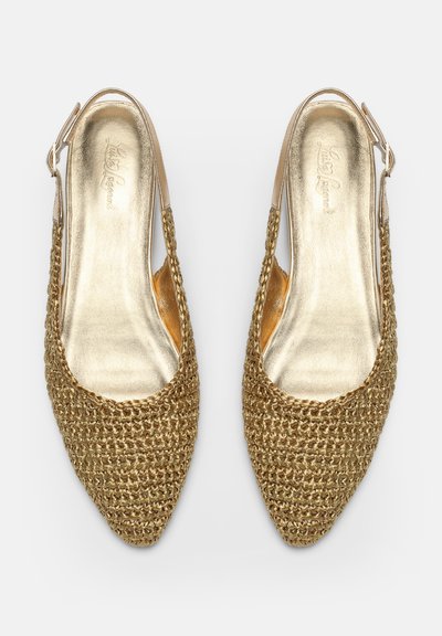 Guldvævede spidse slingback-flats med justerbare ankelremme, vist ovenfra på en hvid baggrund.