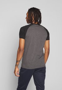 Ellesse Printtipaita - mottled dark grey
