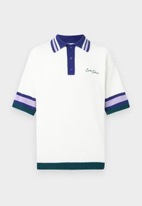 Biała koszulka polo z teksturowanym dzianinowym materiałem. Posiada granatowy kołnierz w paski oraz paski w kolorach fioletowym i zielonym na rękawach. Haftowane logo.