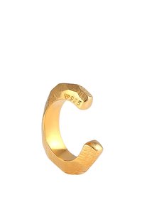 Guld-tonet ring med en tekstureret overflade, der har et åbent design og en let kurve. Mærket med "925" for sterling sølv ægthed.