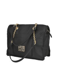 Bolso de nylon negro con acentos de cadena dorada, doble asa, bolsillo exterior y cierre de cremallera. Presenta una placa de logo en la parte frontal.