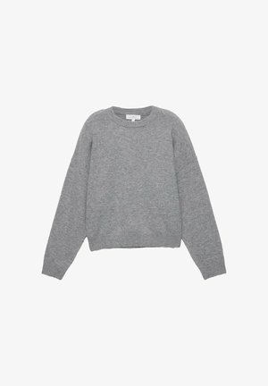 Pull en tricot gris avec manches longues, poignets côtelés et ourlet. Encolure ronde avec une coupe décontractée et une texture douce. Pas de motifs ou d'accents visibles.