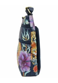 Ledertasche mit einem dunklen Hintergrund und bunten Blumen- sowie Leopardenmuster-Designs. Sie hat eine vertikale Form und ein Reißverschlussfach.