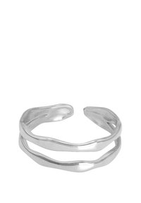 Anello in argento a forma di bracciale con un design ondulato e organico. Presenta due fasce intrecciate, una texture liscia e una finitura lucida.